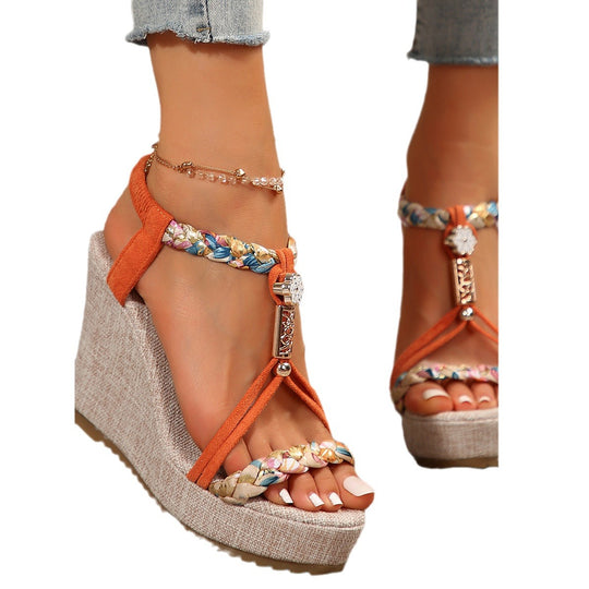 Damen Wedge-Sandalen mit geflochtenem Riemen und elegantem Schmuckdetail Heidi-Mode