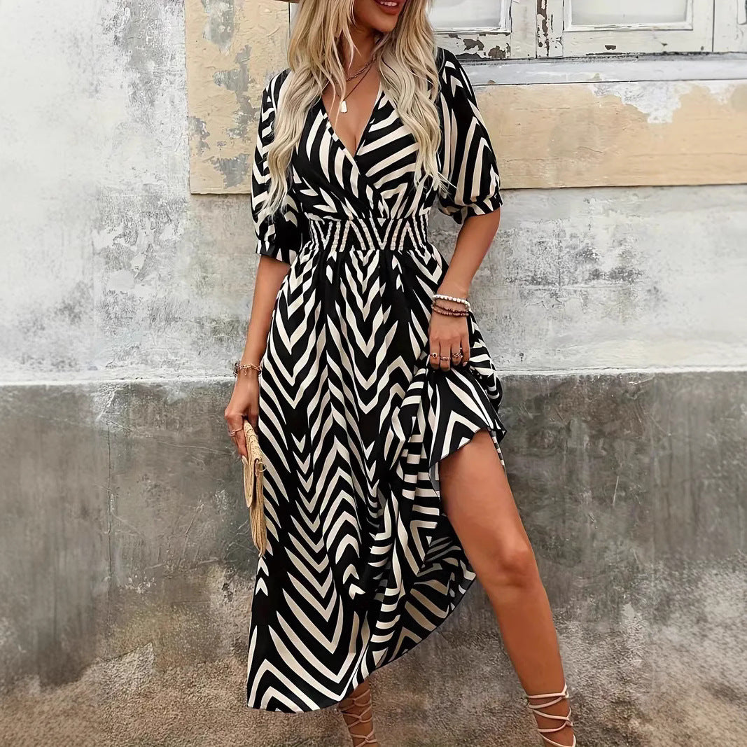 Damen Langes Wickelkleid mit modernem Muster und Rüschendetails Heidi-Mode
