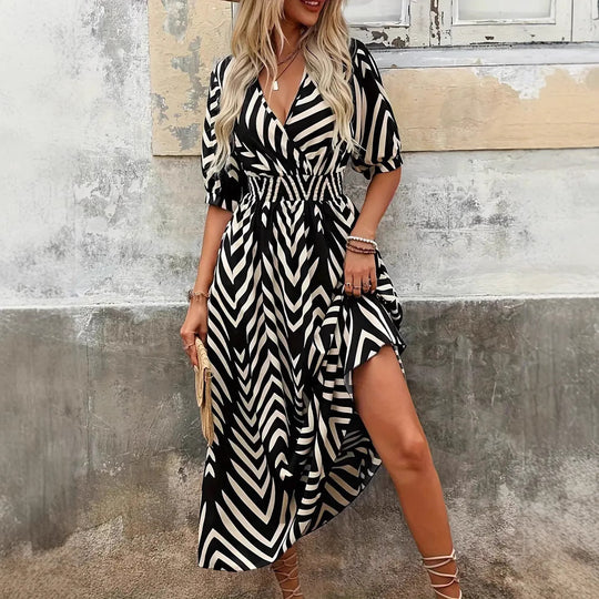 Damen Langes Wickelkleid mit modernem Muster und Rüschendetails Heidi-Mode