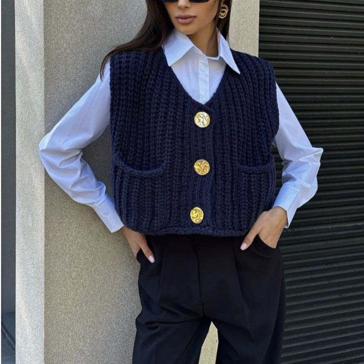 Damen Strickweste mit goldenen Knöpfen und Taschen Heidi-Mode