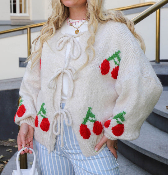 Damen Strickjacke mit verspieltem Kirschmotiv und Taillierung Heidi-Mode