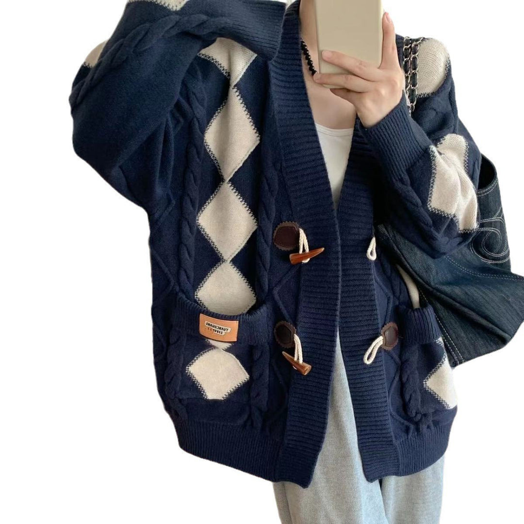 Damen Grob gestrickter Cardigan mit romantischem Rautenmuster und dekorativen Holzknöpfen Heidi-Mode
