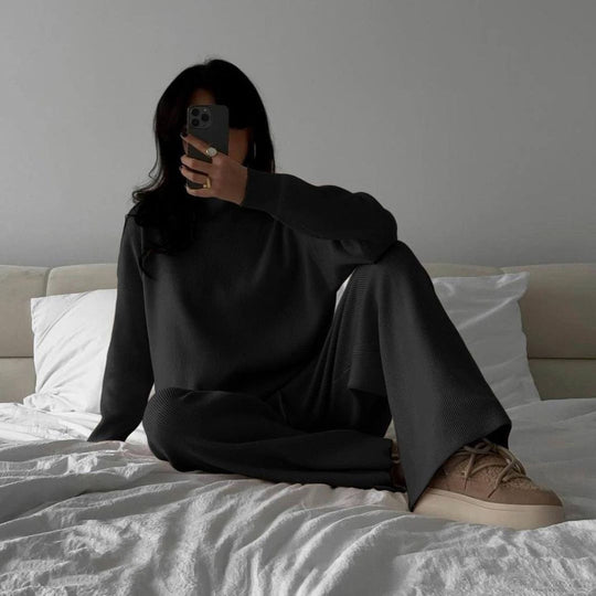 Damen lässiges Strick-Loungewear-Ensemble mit hohem Kragen und seitlichen Schlitzen Heidi-Mode