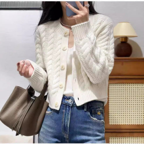 Damen Grobstrickjacke mit dekorativen Knöpfen und speziellem Zopfmuster Heidi-Mode
