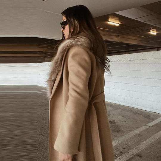 Damen Eleganter Trenchcoat mit gemütlichem Faux-Fur-Kragen und taillierbarem Gürtel Heidi-Mode