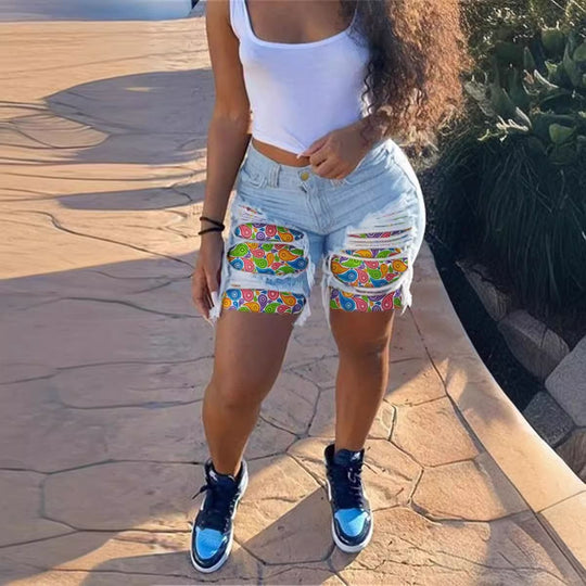 Damen Jeans-Shorts mit buntem Muster und stylishen Ausfransen Heidi-Mode