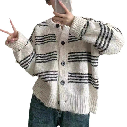 Damen modische Strickjacke mit feiner Streifenstruktur und dekorativen Knöpfen Heidi-Mode