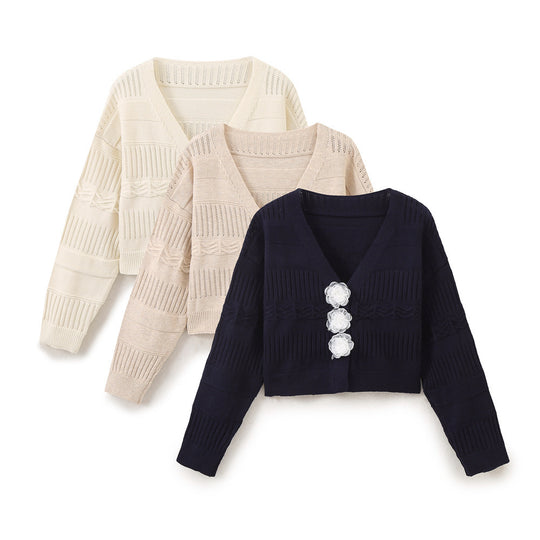 Damen modische Strickjacke mit romantischen Blumenknöpfen und lässigem Schnitt Heidi-Mode