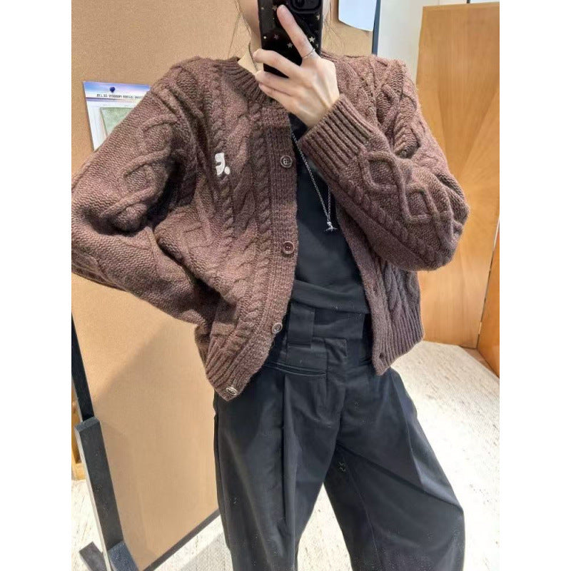 Damen Grobstrickjacke mit elegantem Zopfdesign und einzigartigen Knopfdetails Heidi-Mode