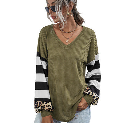 Damen modischer V-Ausschnitt Pullover mit gestreiften Ärmeln und Leopardenmuster Heidi-Mode