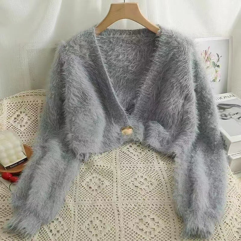 Damen Flauschige Kurzstrickjacke mit V-Ausschnitt und Knopfdetail Heidi-Mode