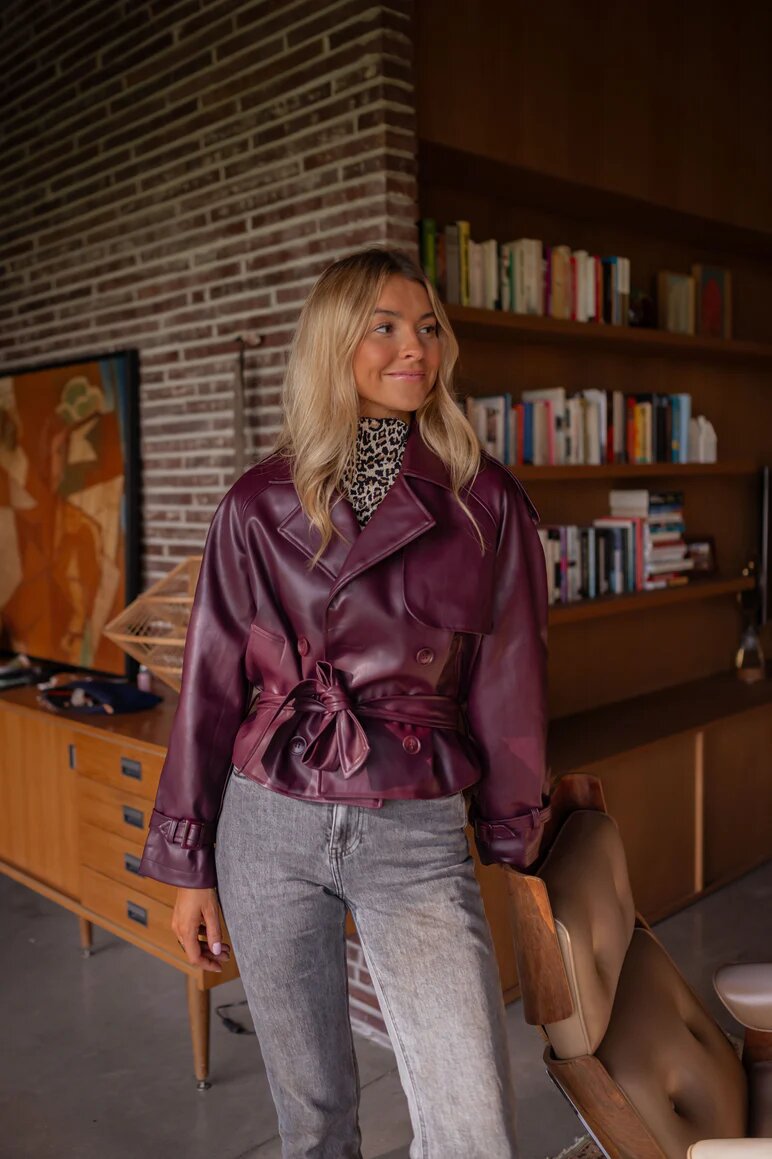 DamenModerne Jacke aus Kunstleder mit Taillengürtel und doppelt gestepptem Design Heidi-Mode