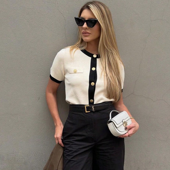 Damen kurzärmlige Strickjacke mit dekorativen Knöpfen und aufgesetzten Taschen Heidi-Mode