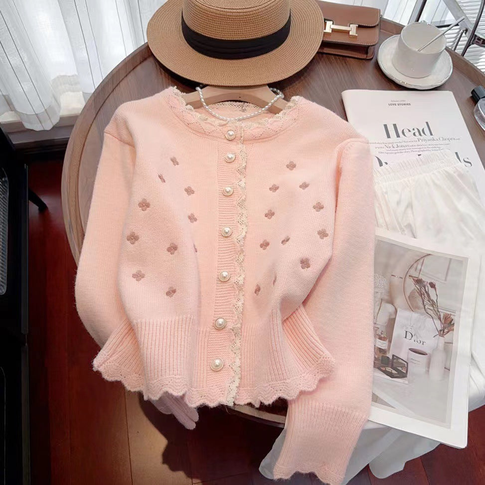 Damen Strickjacke mit dekorativen Perlenknöpfen und zarter Rippstruktur Heidi-Mode