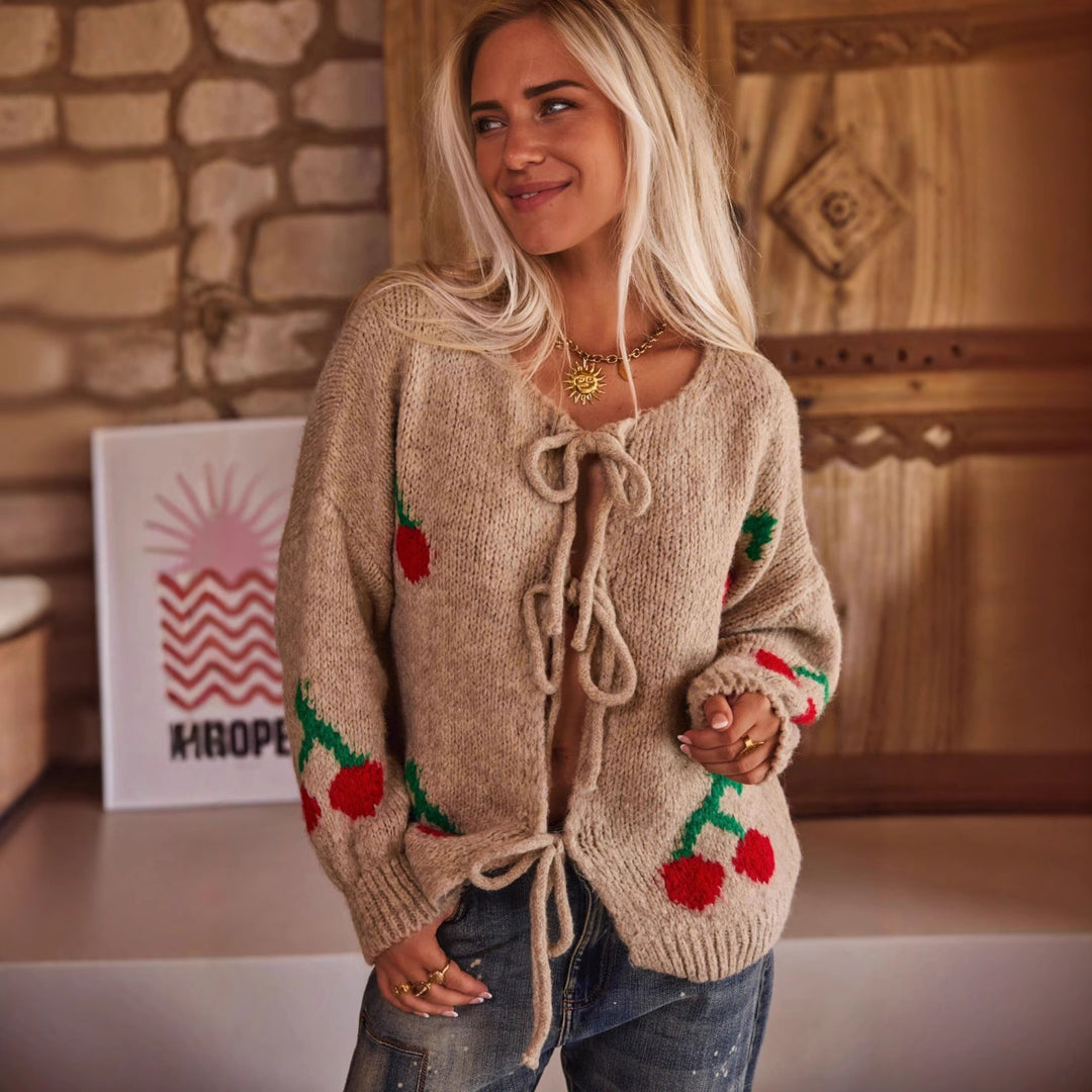 Damen Strickjacke mit verspieltem Kirschmotiv und Taillierung Heidi-Mode