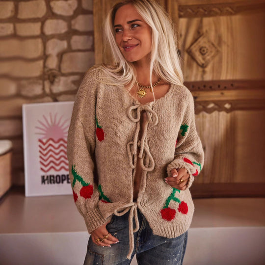 Damen Strickjacke mit verspieltem Kirschmotiv und Taillierung Heidi-Mode