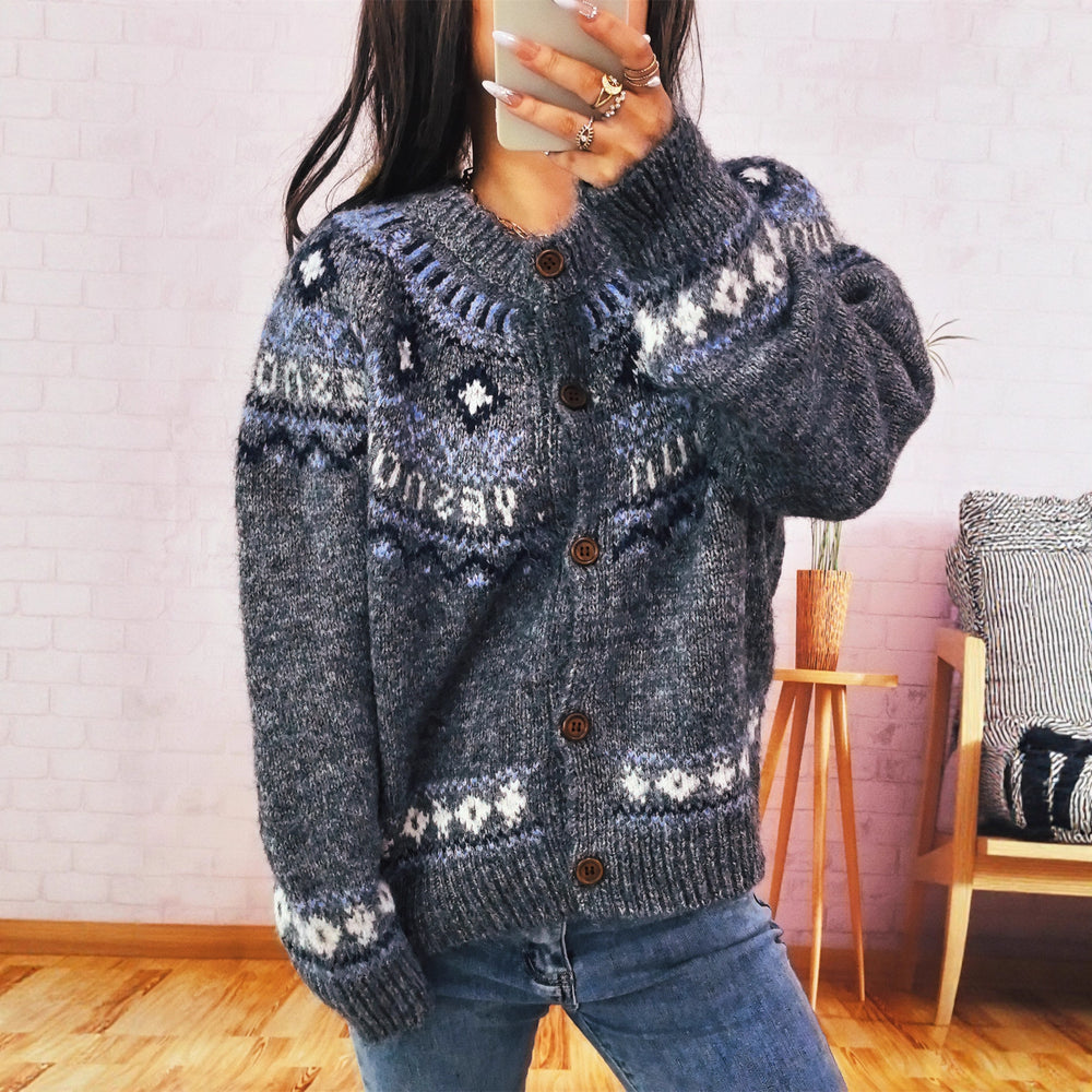 Damen Strickjacke mit buntem nordischen Muster und hochwertigen Holzknöpfen Heidi-Mode