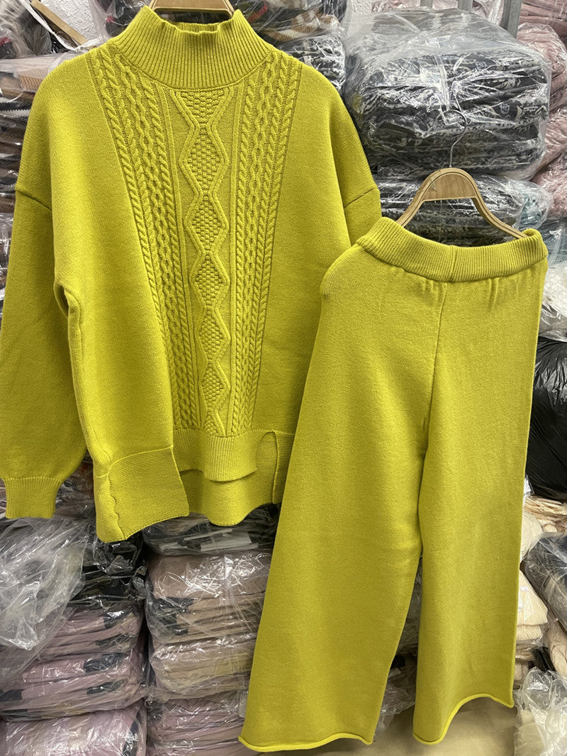 Damen eleganter Strickanzug mit hohem Kragen und farbenfrohem Muster Heidi-Mode