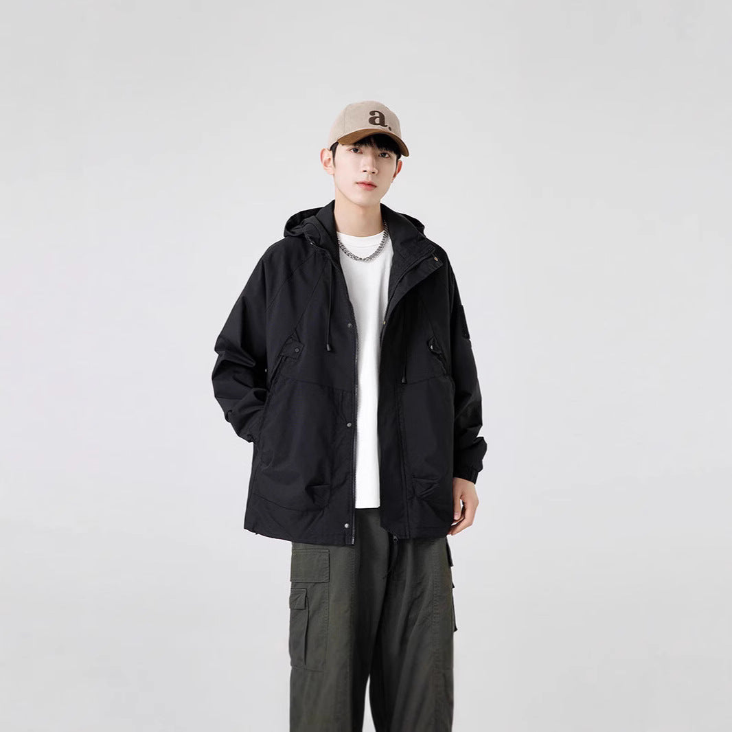 Herren Windbreaker-Jacke mit verstellbarem Kapuzenkragen und praktischen Taschen Heidi-Mode