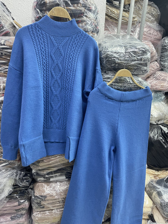 Damen eleganter Strickanzug mit hohem Kragen und farbenfrohem Muster Heidi-Mode
