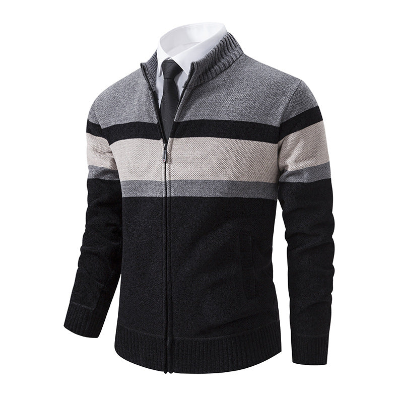 Herren Strickjacke mit hohem Kragen und innovativem Zip Heidi-Mode