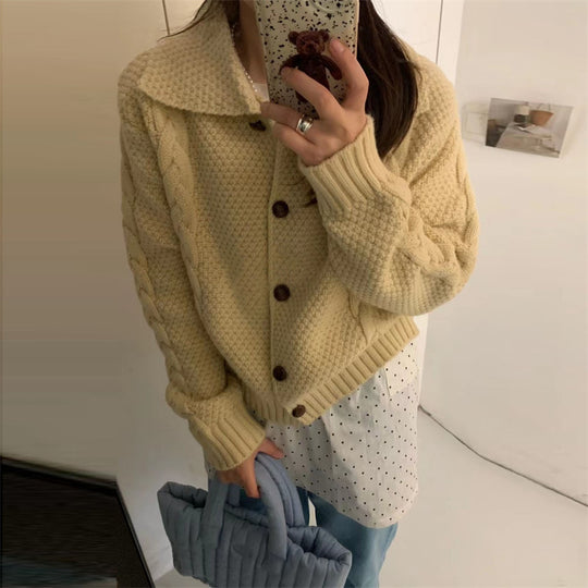 Damen Grobstrickjacke mit kontrastierenden Knöpfen und strukturiertem Design Heidi-Mode