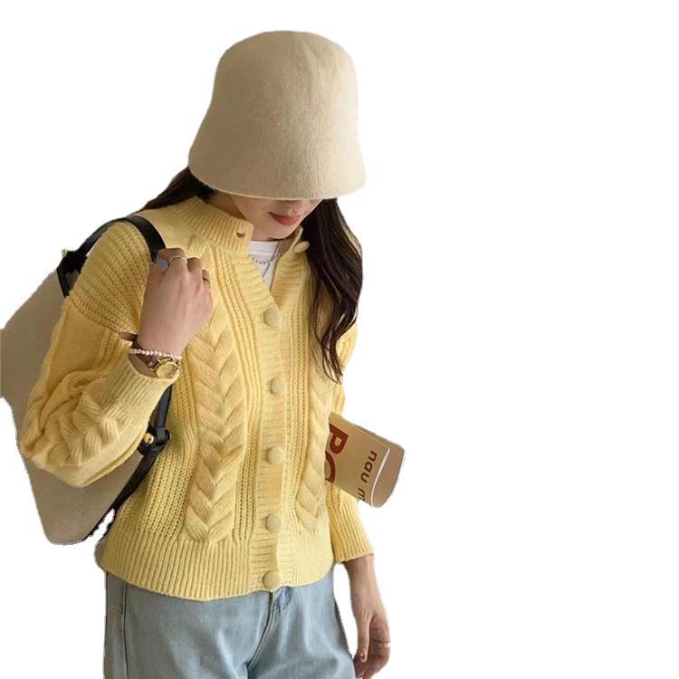Damen gemütlicher Strickcardigan mit geflochtenem Muster und großen Knöpfen Heidi-Mode