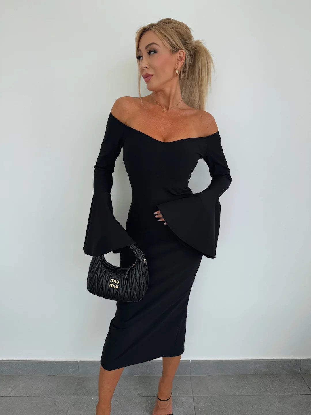 Damen Wickelkleid mit schulterfreiem Design und eleganten Trompetenärmeln Heidi-Mode