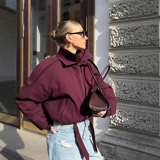 Damen Urbaner Oversized Steppjacke mit hohem Kragen und Gürtel Heidi-Mode