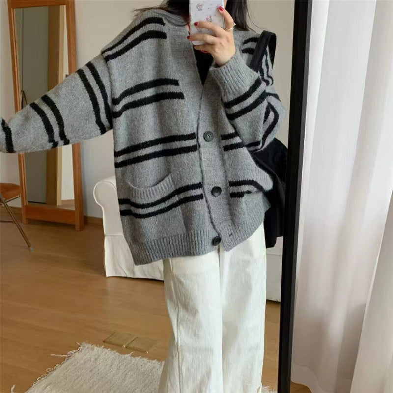 Damen Grobstrick Cardigan mit breitem Aufschlag und dekorativen Knopfdetails Heidi-Mode