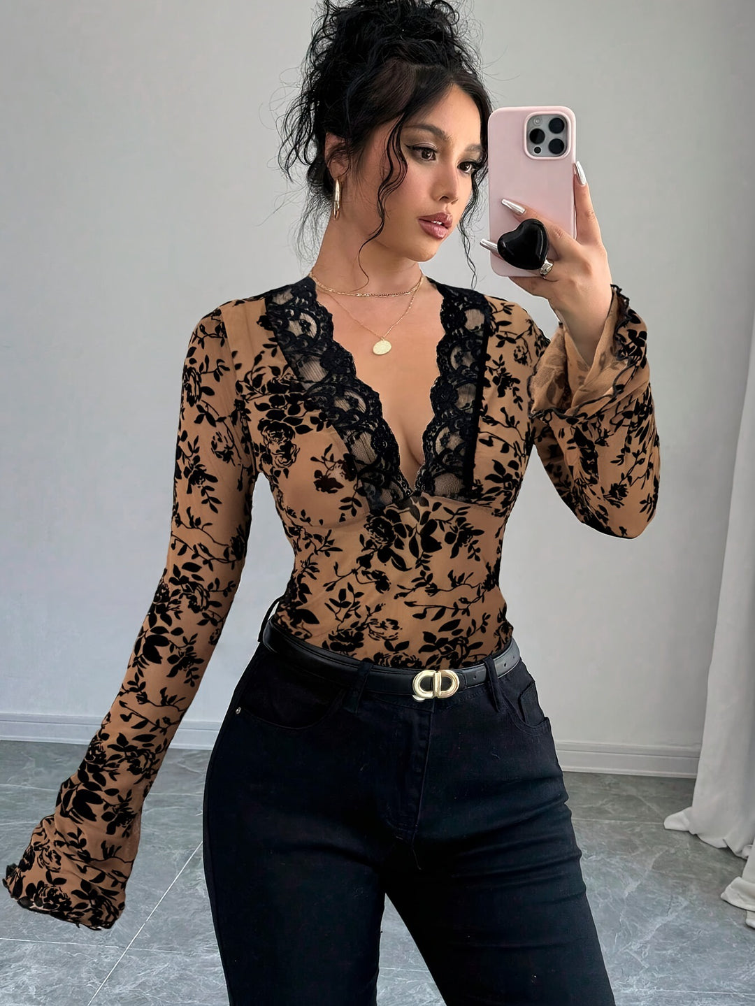 Damen Elegantes Spitzenoberteil mit tiefem V-Ausschnitt und Rüschendetails Heidi-Mode
