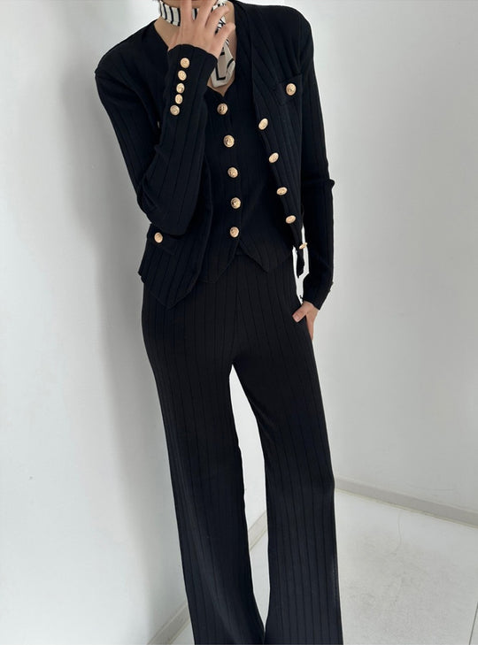 Damen elegantes gestricktes Ensemble mit Knopfdetaillierung Heidi-Mode