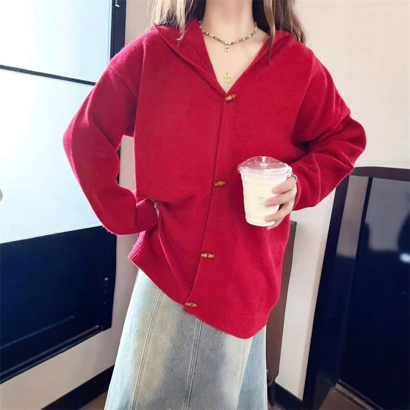 Damen stylische Strickjacke mit Kapuze und dekorativen Knöpfen Heidi-Mode