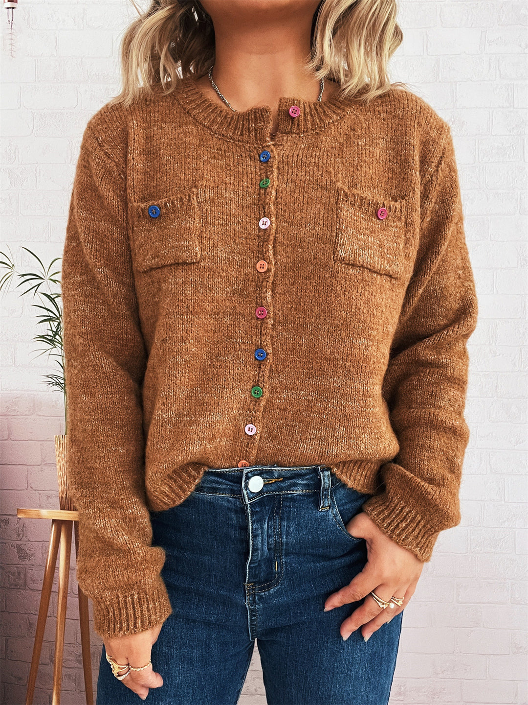 Damen Strickjacke mit bunten Knopfdetails und praktischen Taschen Heidi-Mode