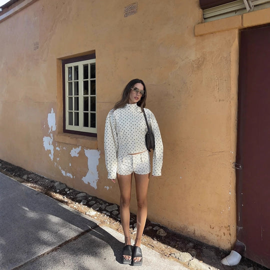 Damen Kurzjacke im modernen Punktedesign mit hochgeschlossenem Kragen Heidi-Mode