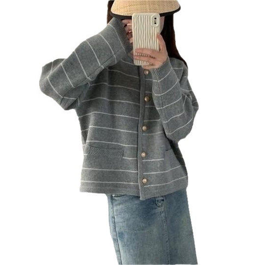 Damen gemütlicher Cardigan mit feinen Streifen und praktischen Taschen Heidi-Mode