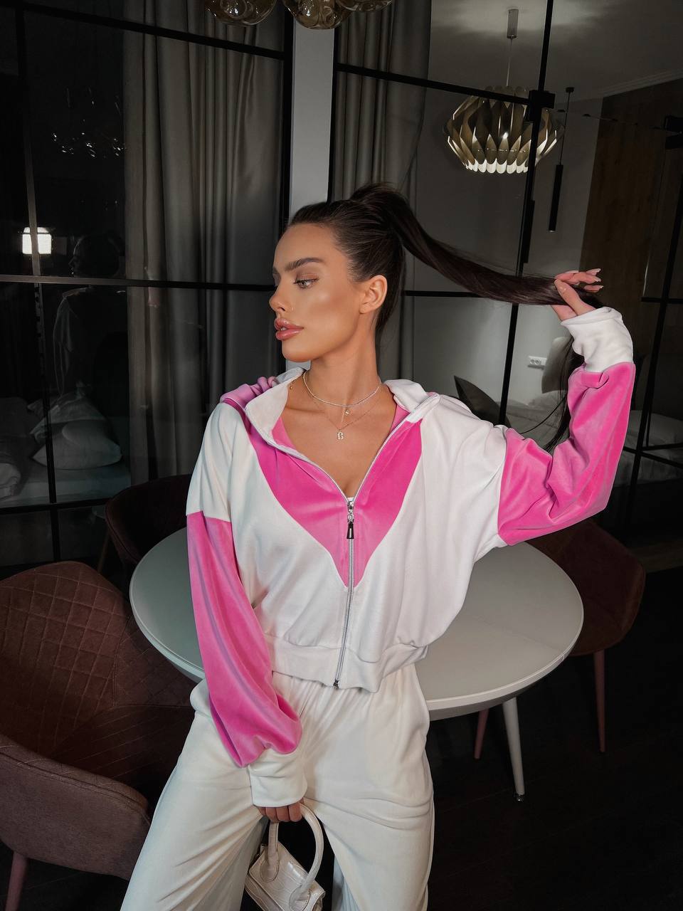 Damen sportlicher Velours-Look-Hoodie mit durchgehendem Reißverschluss und weiten Ärmeln Heidi-Mode
