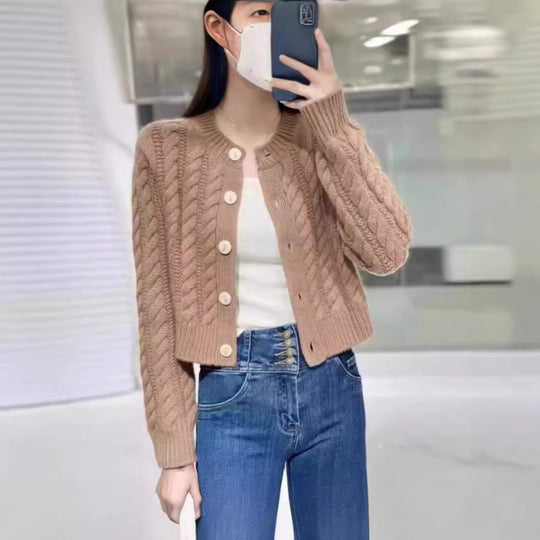 Damen Grobstrickjacke mit dekorativen Knöpfen und speziellem Zopfmuster Heidi-Mode