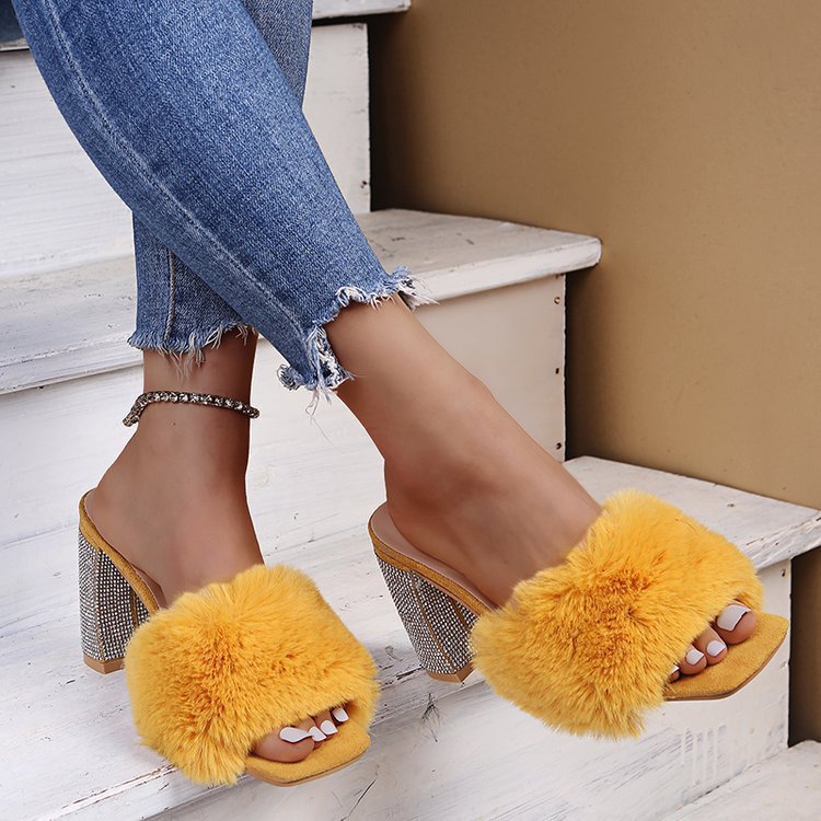 Damen Glamouröse Mules mit kuscheligem Kunstfell und glitzerndem Absatz Heidi-Mode