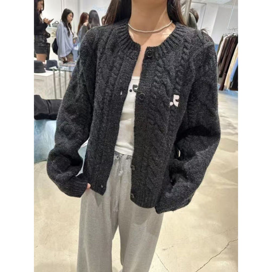 Damen Grobstrickjacke mit elegantem Zopfdesign und einzigartigen Knopfdetails Heidi-Mode