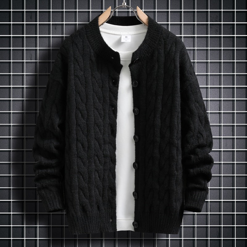 Herren Strickjacke mit modernem Zopfmuster und durchgehendem Knopfverschluss Heidi-Mode