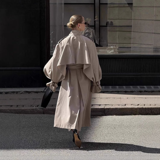 Damen Oversized Trenchcoat mit detailreichen Drapierungen und modischem Schnitt Heidi-Mode