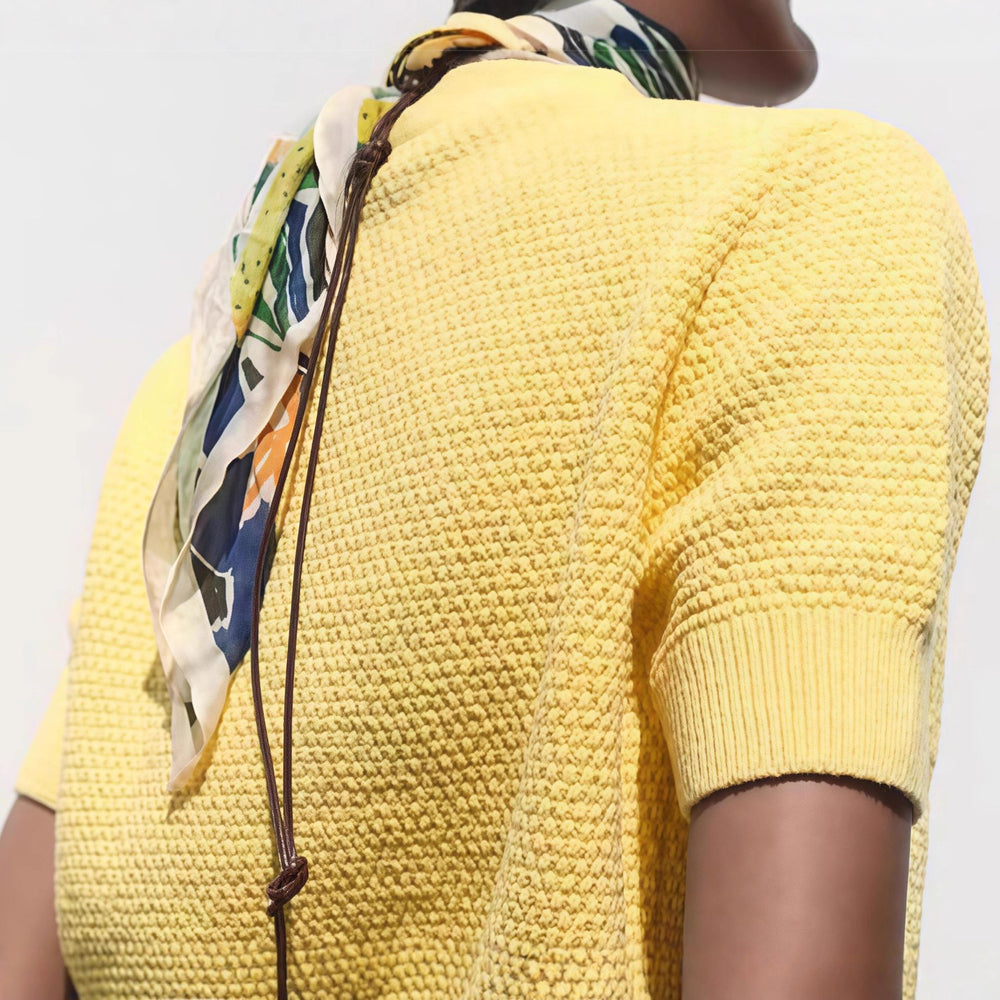 Damen Modische Strickjacke mit kurzen Ärmeln und glänzenden Knopfdetails Heidi-Mode