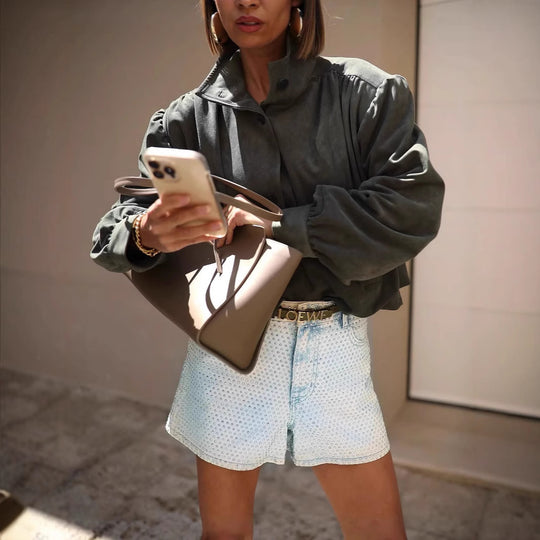 Damen Oversized Bluse mit schickem Plissee-Design und eleganten Knopfdetails Heidi-Mode