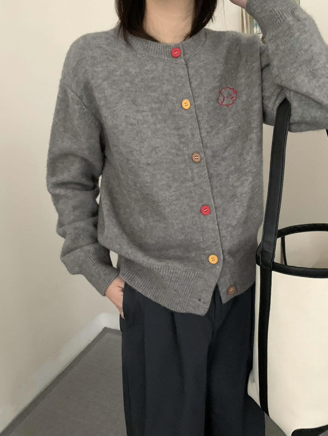 Damen kuschelige Strickjacke mit knöpfbarem Ausschnitt und gesticktem Motiv Heidi-Mode