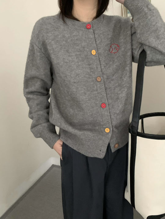 Damen kuschelige Strickjacke mit knöpfbarem Ausschnitt und gesticktem Motiv Heidi-Mode