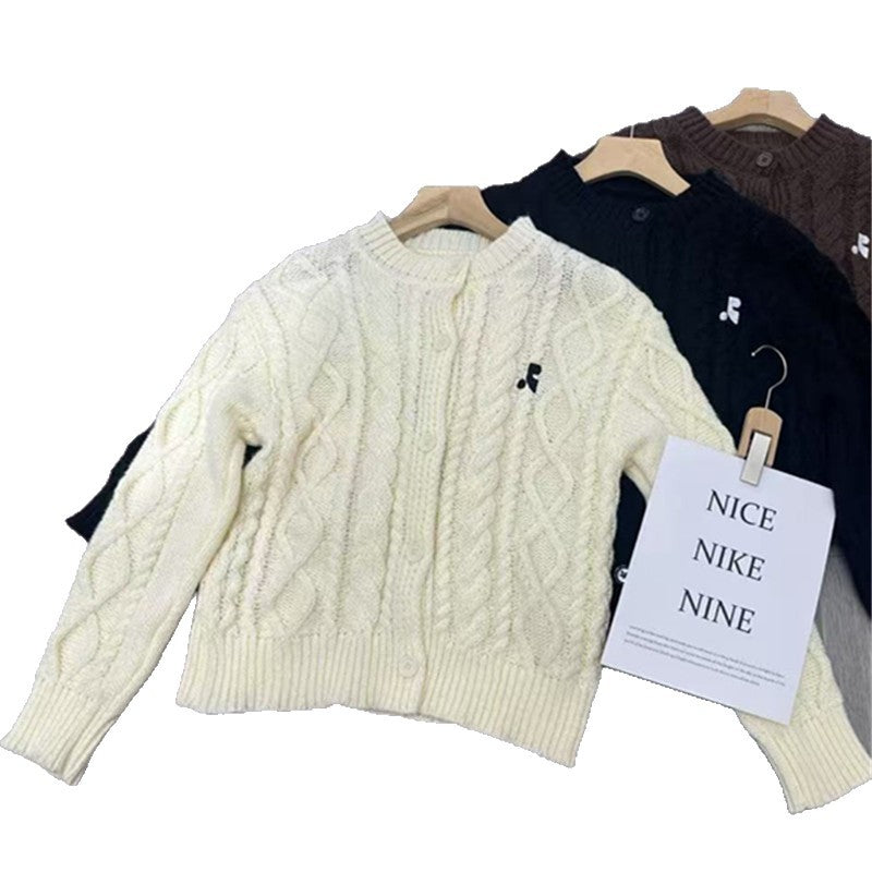 Damen Grobstrickjacke mit elegantem Zopfdesign und einzigartigen Knopfdetails Heidi-Mode