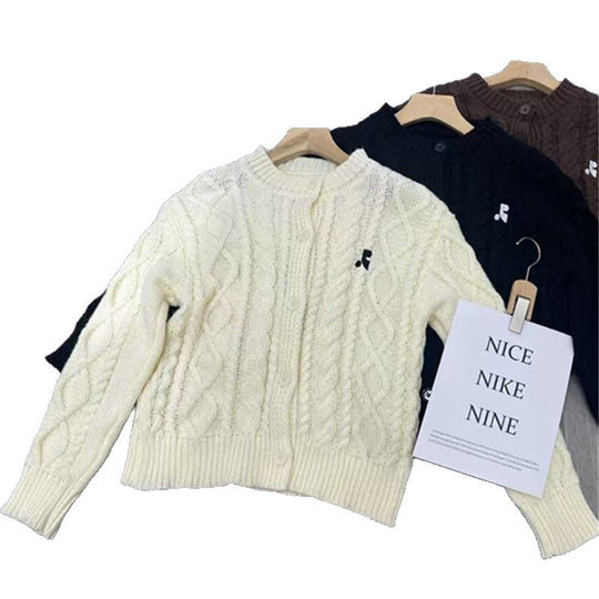 Damen Grobstrickjacke mit elegantem Zopfdesign und einzigartigen Knopfdetails Heidi-Mode