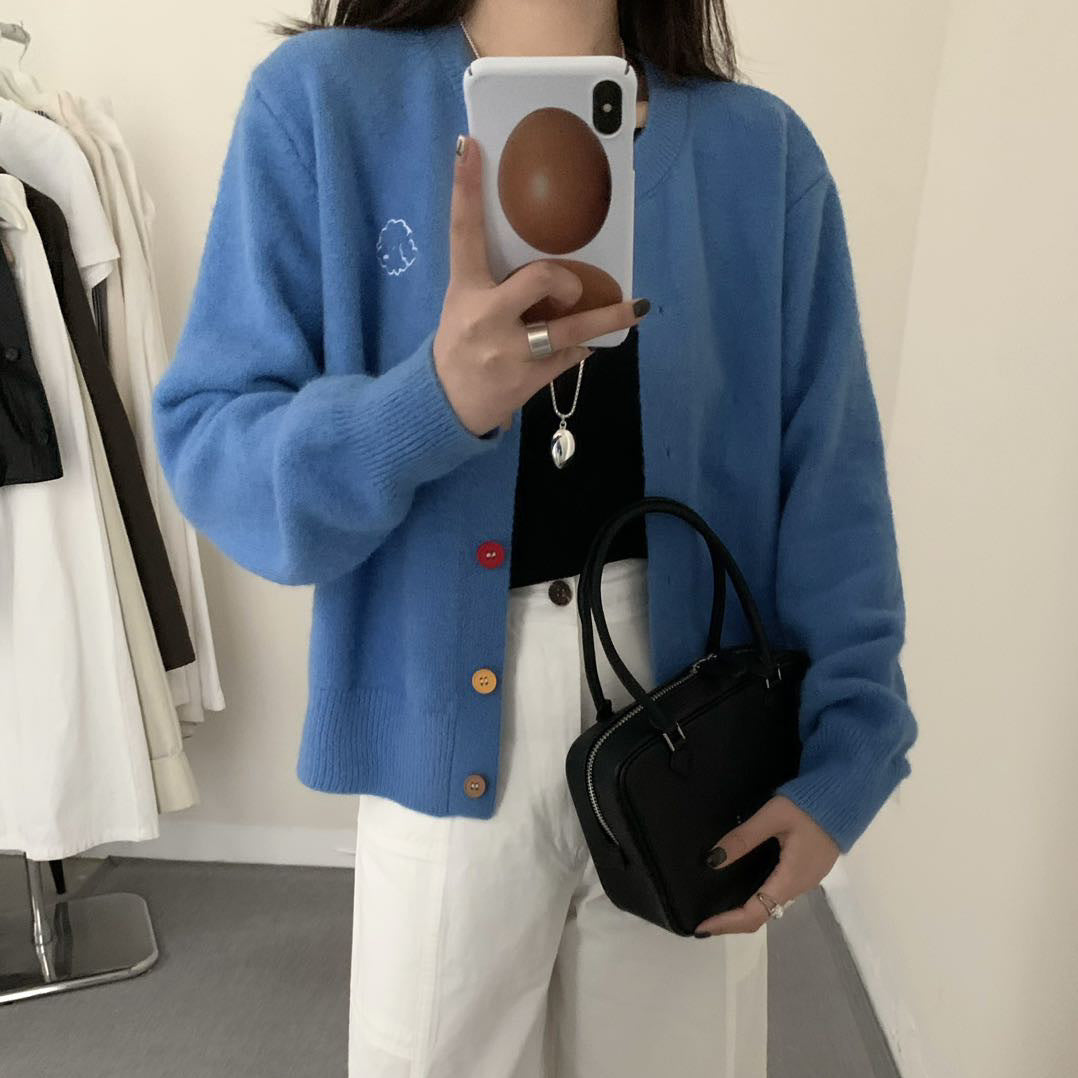 Damen kuschelige Strickjacke mit knöpfbarem Ausschnitt und gesticktem Motiv Heidi-Mode