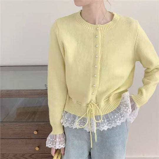 Damen Strickjacke mit Rüschensaum und Perlenknöpfen Heidi-Mode